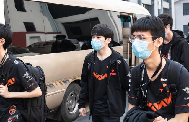 包含Uzi重返赛场，大比分获胜首场状态出色，法国队观众沸腾！的词条